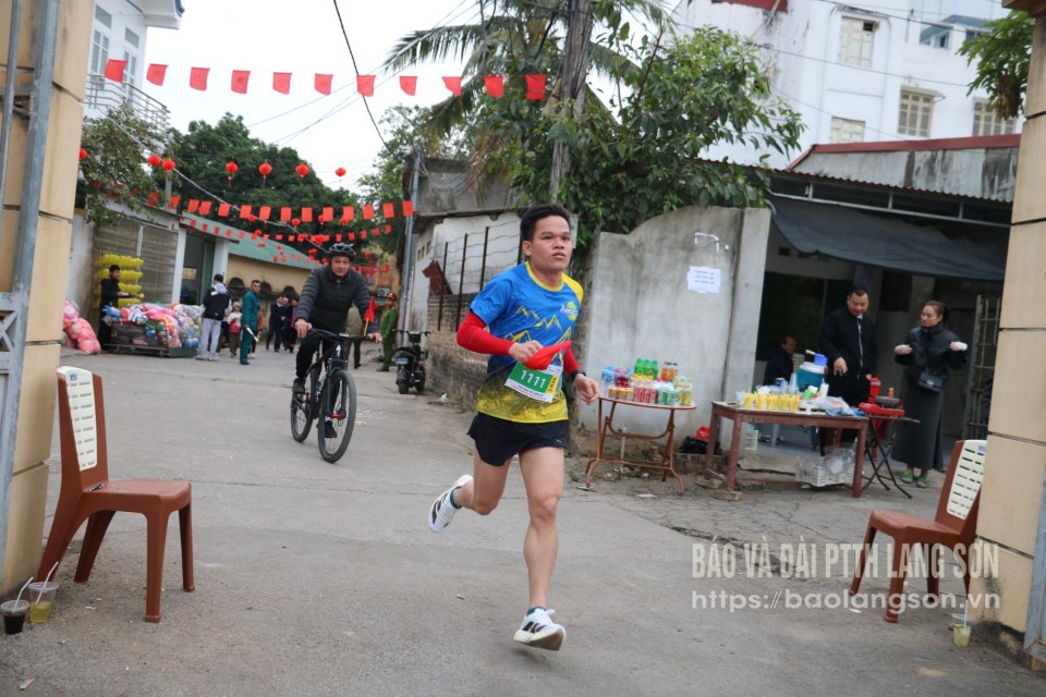 Tình nguyện viên tham gia chạy tại lễ phát động Chiến dịch “Triệu bước chân nhân ái – Tiếp nối trang sử vàng” hưởng ứng Tháng Nhân đạo năm 2025 và giải chạy bộ chợ hội Mẹt – Lễ hội Đình Bơi thị trấn Hữu Lũng năm 2025