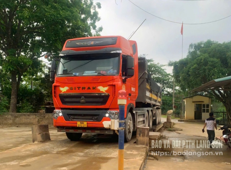 Xe chở đá của Công ty TNHH Thương mại và Phát triển Thành Đông (mỏ đá Vĩnh Thịnh, xã Đồng Tân, huyện Hữu Lũng) đi qua trạm cân DN đã lắp đặt (ảnh chụp tháng 5/2025)
