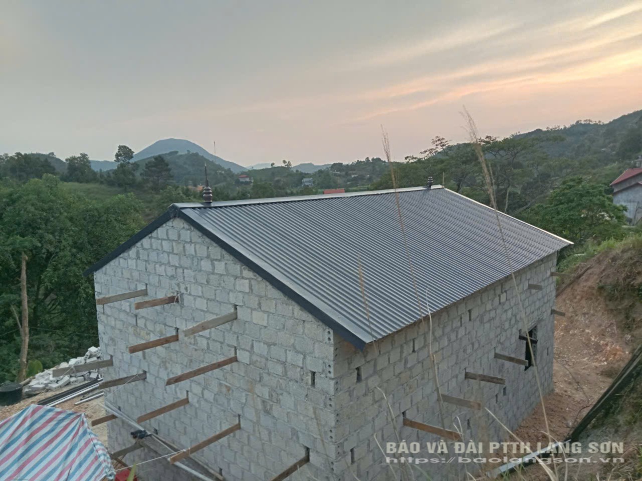 nhà Hộ ông Lương Văn Chỏi xã Hoàng Đồng đã lợp mái và đang hoàn thiện