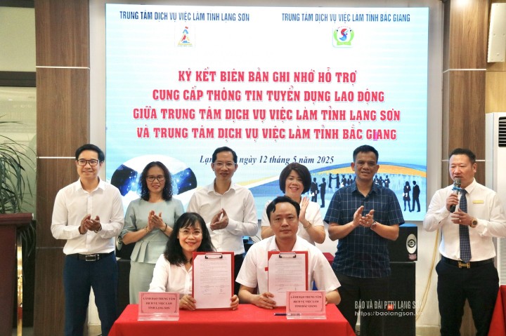 Đại diện Trung tâm Dịch vụ việc làm 2 tỉnh Lạng Sơn và Bắc Giang ký kết biên bản ghi nhớ phối hợp cung cấp thông tin tuyển dụng lao động giữa 2 trung tâm