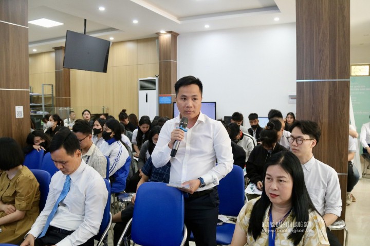 Đại diện Công ty Cổ phần nhân lực Ama, tỉnh Bắc Giang phát biểu tại hội nghị