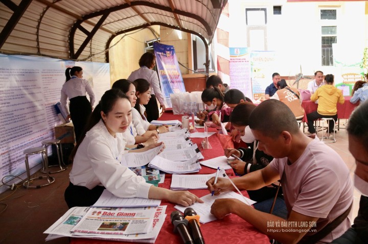 Người lao động đăng ký tư vấn, giới thiệu việc làm