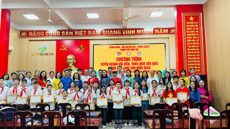 Các em học sinh tiêu biểu được Hội Khuyến học, Thành đoàn và Phòng Giáo dục và Đào tạo thành phố Lạng Sơn tuyên dương