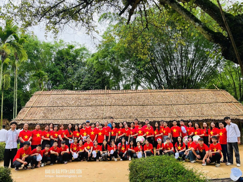 Các em học sinh, đội viên tiêu biểu tham quan Khu di tích lịch sử Kim Liên