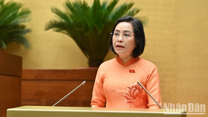 Phó Chủ tịch Quốc hội Nguyễn Thị Thanh trình bày Tờ trình về việc rút ngắn nhiệm kỳ Quốc hội khoá XV và Hội đồng nhân dân các cấp nhiệm kỳ 2021-2026; Tờ trình về ngày bầu cử toàn quốc đối với bầu cử đại biểu Quốc hội khoá XVI và đại biểu Hội đồng nhân dân các cấp nhiệm kỳ 2026-2031. (Ảnh: THUỶ NGUYÊN)