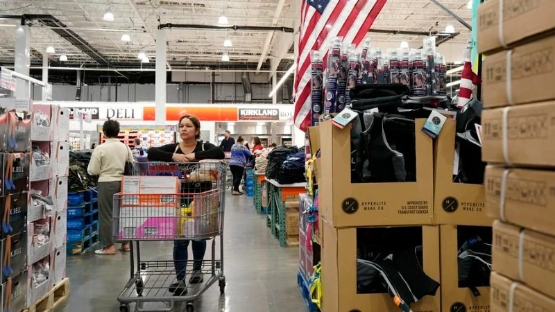 Khách hàng mua sắm tại một siêu thị ở Foster City, California, Hoa Kỳ, ngày 10/4/2024. (Ảnh minh họa: Xinhua)