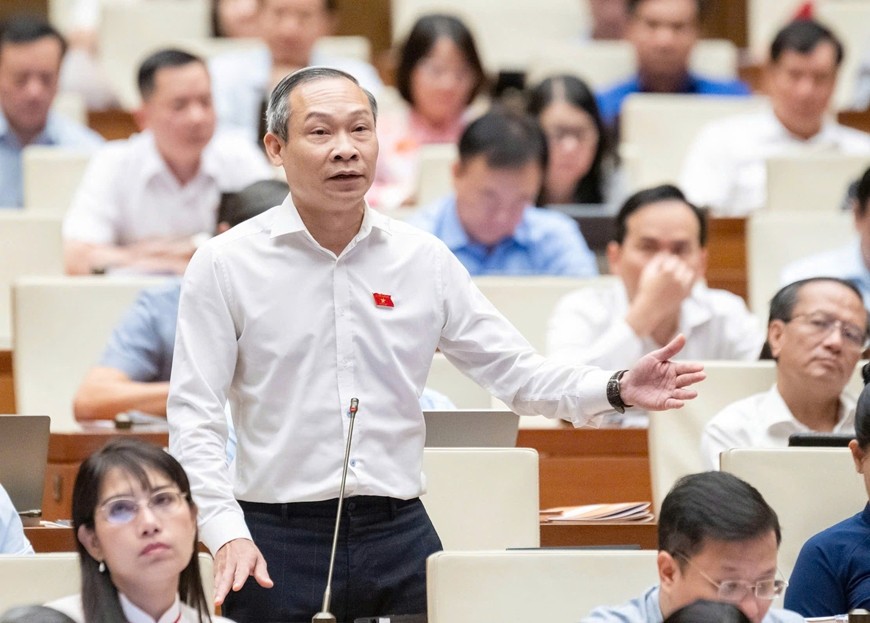 Đại biểu Phan Đức Hiếu (đoàn đại biểu Quốc hội tỉnh Thái Bình) phát biểu thảo luận về dự thảo Luật Thuế thu nhập doanh nghiệp (sửa đổi). Ảnh: TRỌNG HẢI
