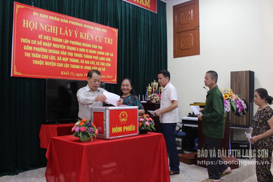 Cử tri khối 15, phường Hoàng Văn Thụ, thành phố Lạng Sơn bỏ phiếu lấy ý kiến về chủ trương sắp xếp đơn vị hành chính cấp xã