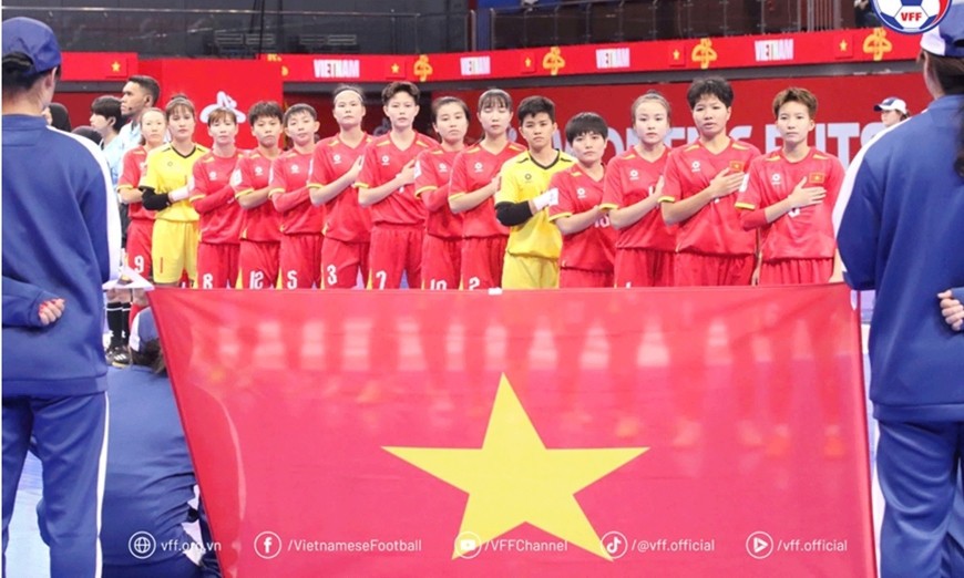 Các cầu thủ đội tuyển futsal nữ Việt Nam trong trận gặp Iran. Ảnh: VFF