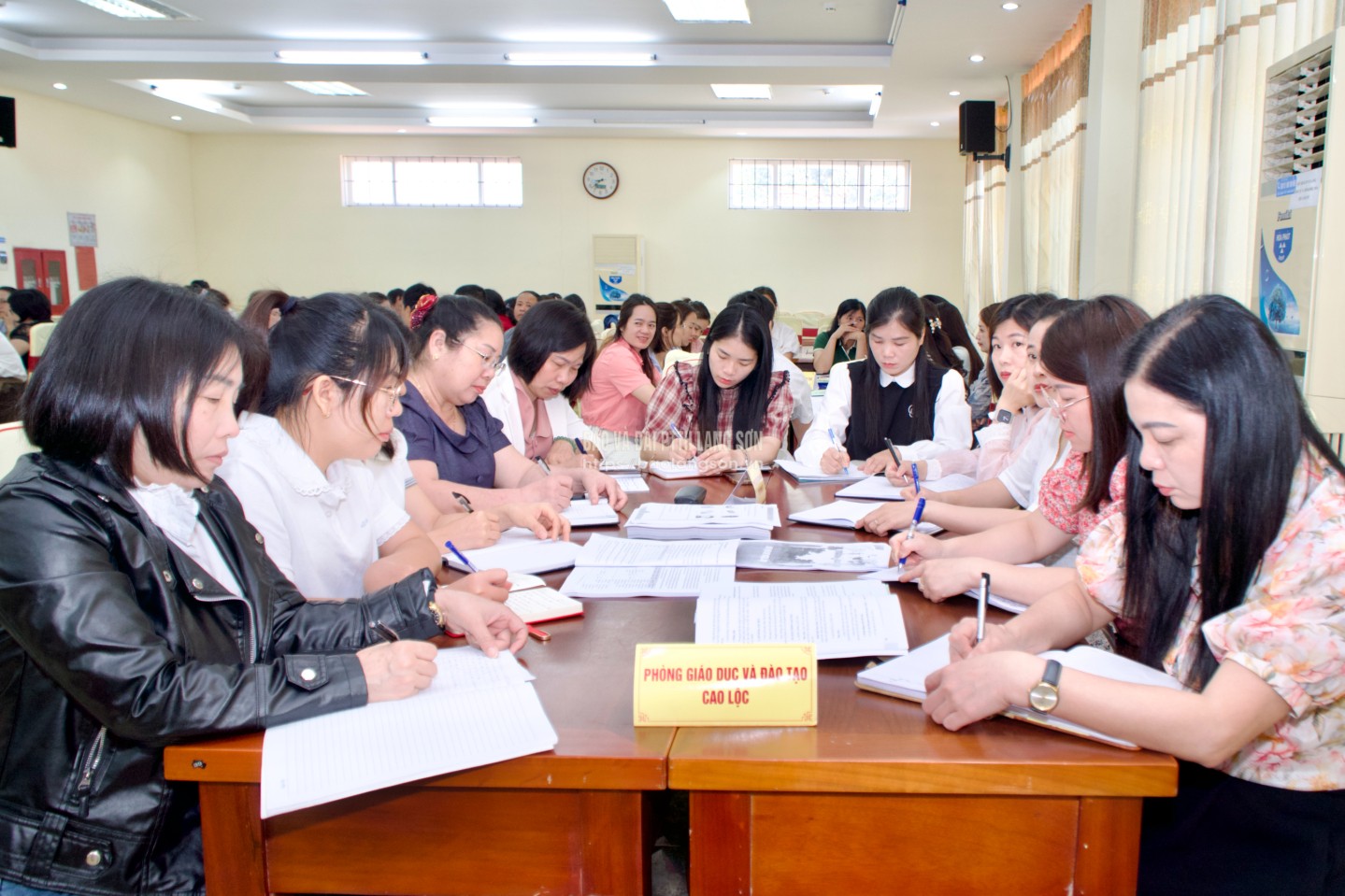 Các cán bộ, giáo viên tham gia tập huấn