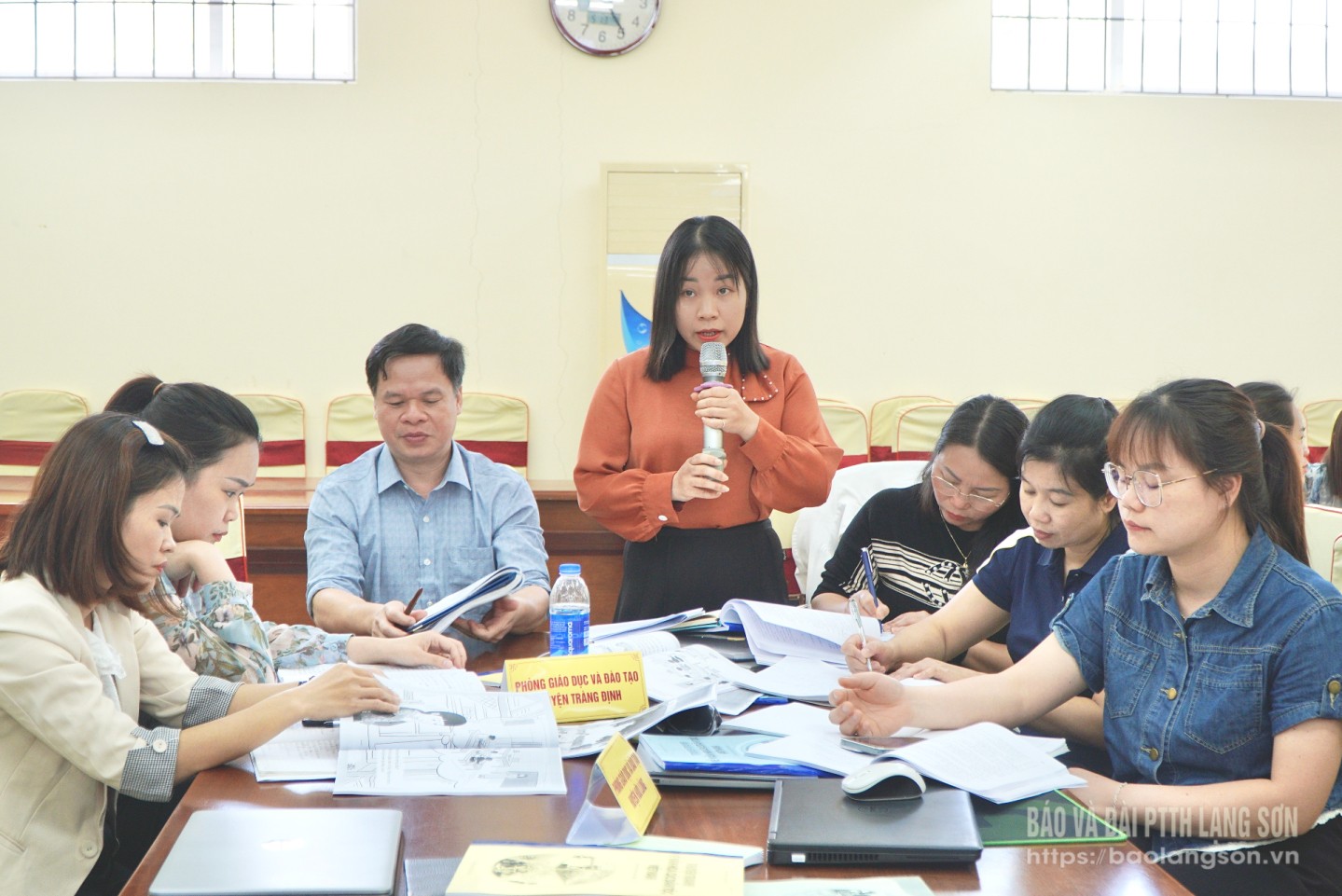Cán bộ, giáo viên trao đổi, thảo luận tại tập huấn