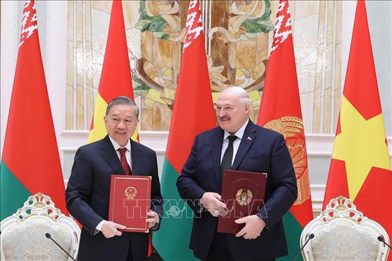 Tổng Bí thư Tô Lâm và Tổng thống A.Lukashenko ký Tuyên bố chung về việc thiết lập quan hệ Đối tác Chiến lược Việt Nam - Belarus. Ảnh: TTXVN