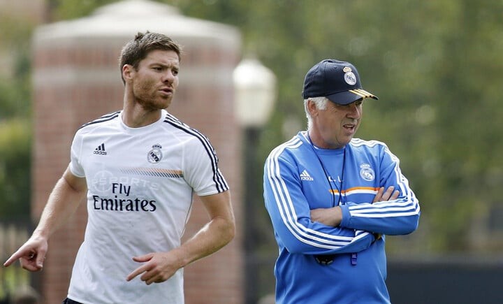 Alonso và Ancelotti thời làm việc chung ở Real Madrid.