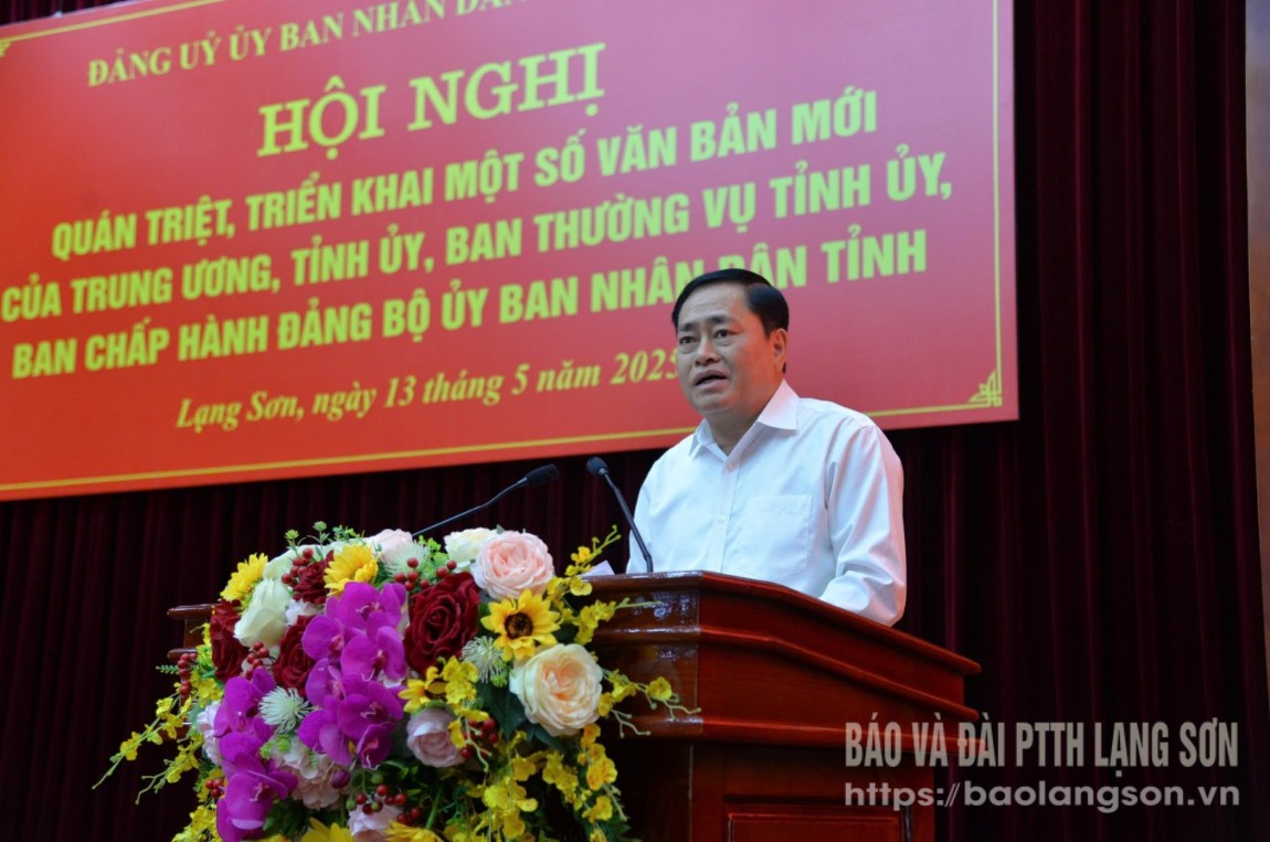 Đồng chí Hồ Tiến Thiệu, Phó Bí thư Tỉnh ủy, Chủ tịch UBND tỉnh, Bí thư Đảng ủy UBND tỉnh phát biểu tại hội nghị
