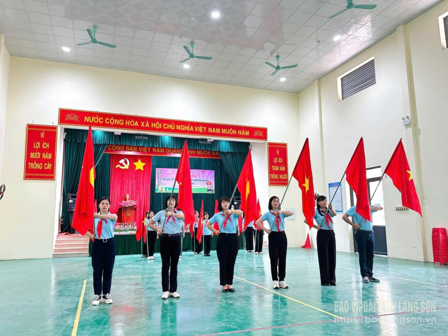 Tổng phụ trách đội tại các trường học tham gia hội thi giáo viên làm Tổng phụ trách đội giỏi thành phố Lạng Sơn năm học 2024 - 2025