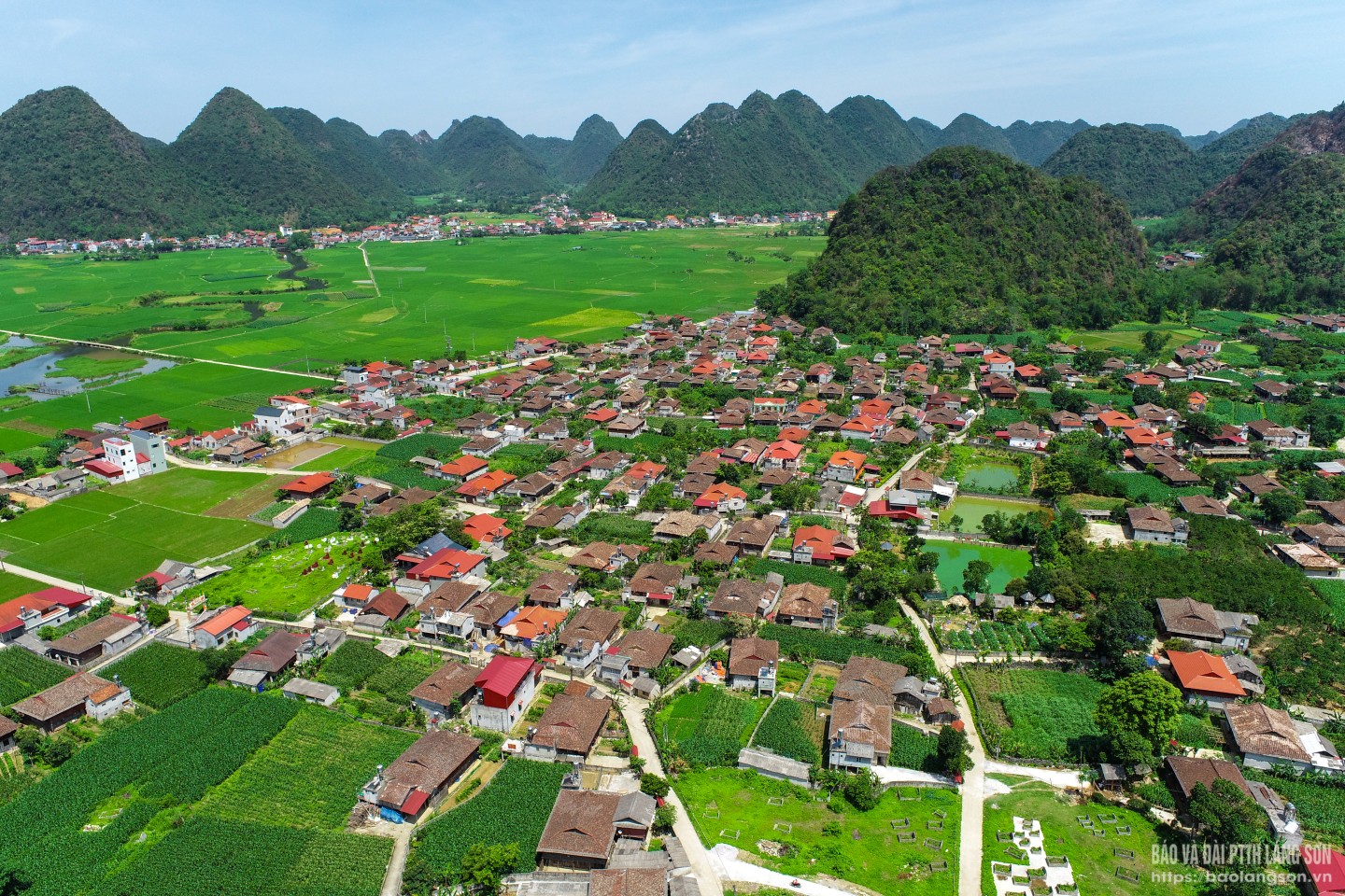 Bắt đầu hành trình về Quỳnh Sơn, tôi như lạc vào một thế giới riêng, nơi hơn 400 ngôi nhà sàn truyền thống xếp lớp đều đặn, cùng quay mặt về hướng Nam, lưng tựa vào dãy núi đá sừng sững. Thoạt nhìn, những mái ngói âm dương tưởng như giống hệt nhau, nhưng nếu để ý kỹ, mỗi căn nhà lại mang dấu ấn riêng nơi hiên, cửa hay vách gỗ như chính cá tính của từng gia chủ.