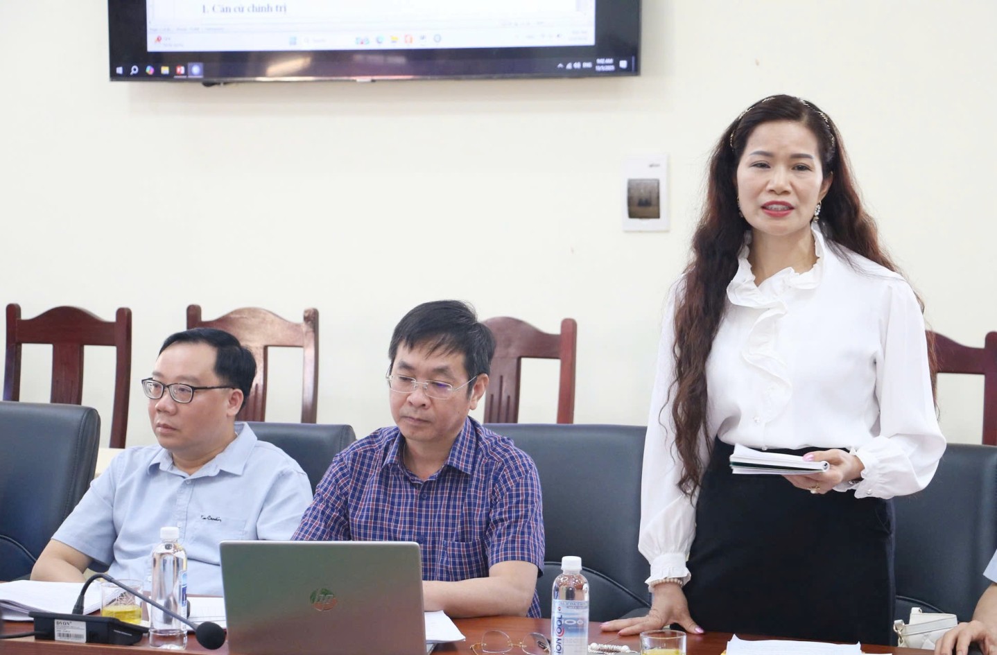 Lãnh đạo Hội Chữ thập đỏ tỉnh phát biểu ý kiến tại cuộc họp