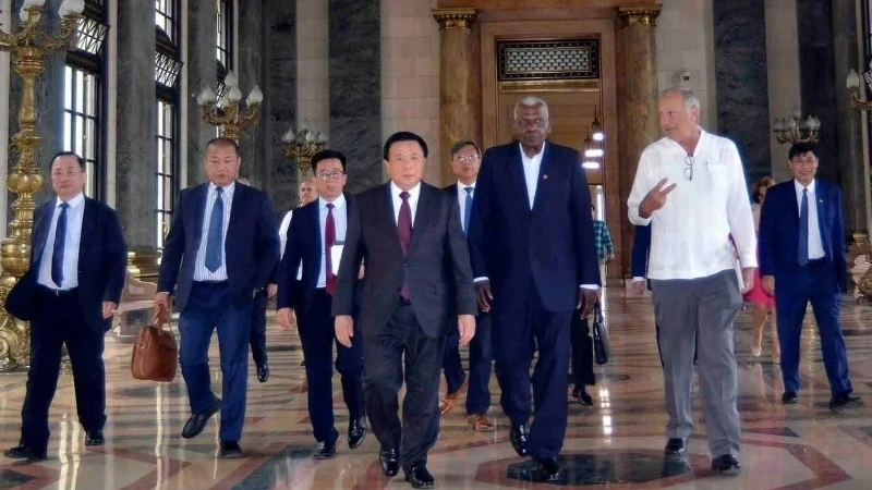 Chủ tịch Quốc hội Cuba Esteban Lazo đã đón đồng chí Nguyễn Xuân Thắng và Đoàn đại biểu Việt Nam. (Ảnh: Đại sứ Việt Nam tại Cuba)