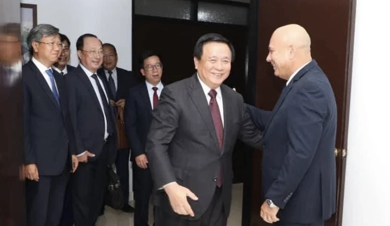 Đồng chí Roberto Morales, Ủy viên Bộ Chính trị, Thường trực Ban Bí thư Đảng Cộng sản Cuba tiếp và làm việc với đồng chí Nguyễn Xuân Thắng và Đoàn đại biểu Việt Nam. (Ảnh: Đại sứ quán Việt Nam tại Cuba)