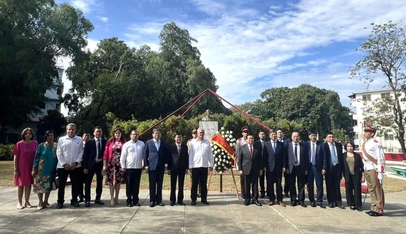 Đoàn đã tới dâng hoa tại Công viên Hồ Chí Minh tại thủ đô La Habana. (Ảnh: Đại sứ quán Việt Nam tại Cuba)