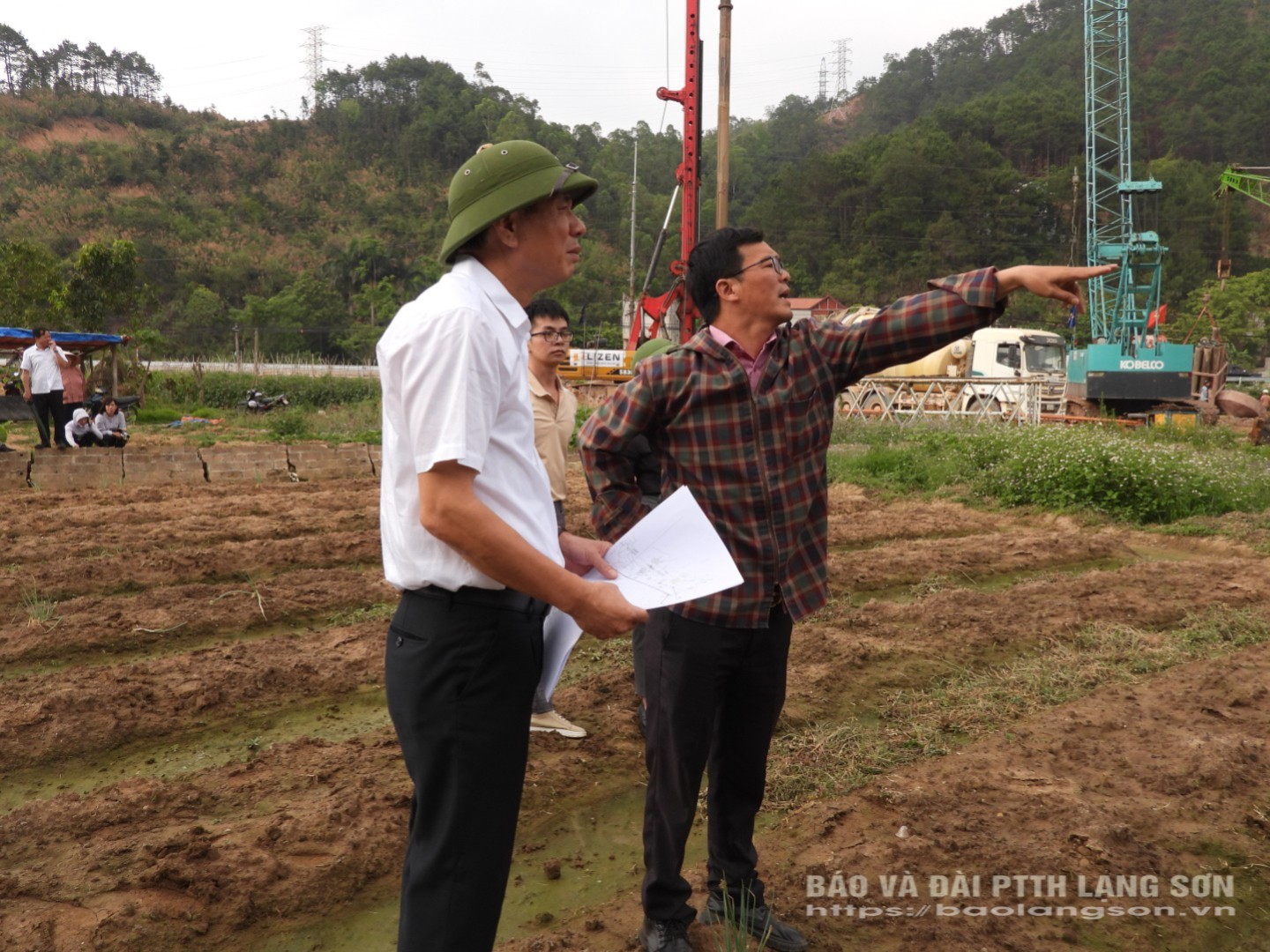 Đại diện đơn vị thi công báo cáo vị trí hướng tuyến xây dựng cột phục vụ di chuyển đường điện