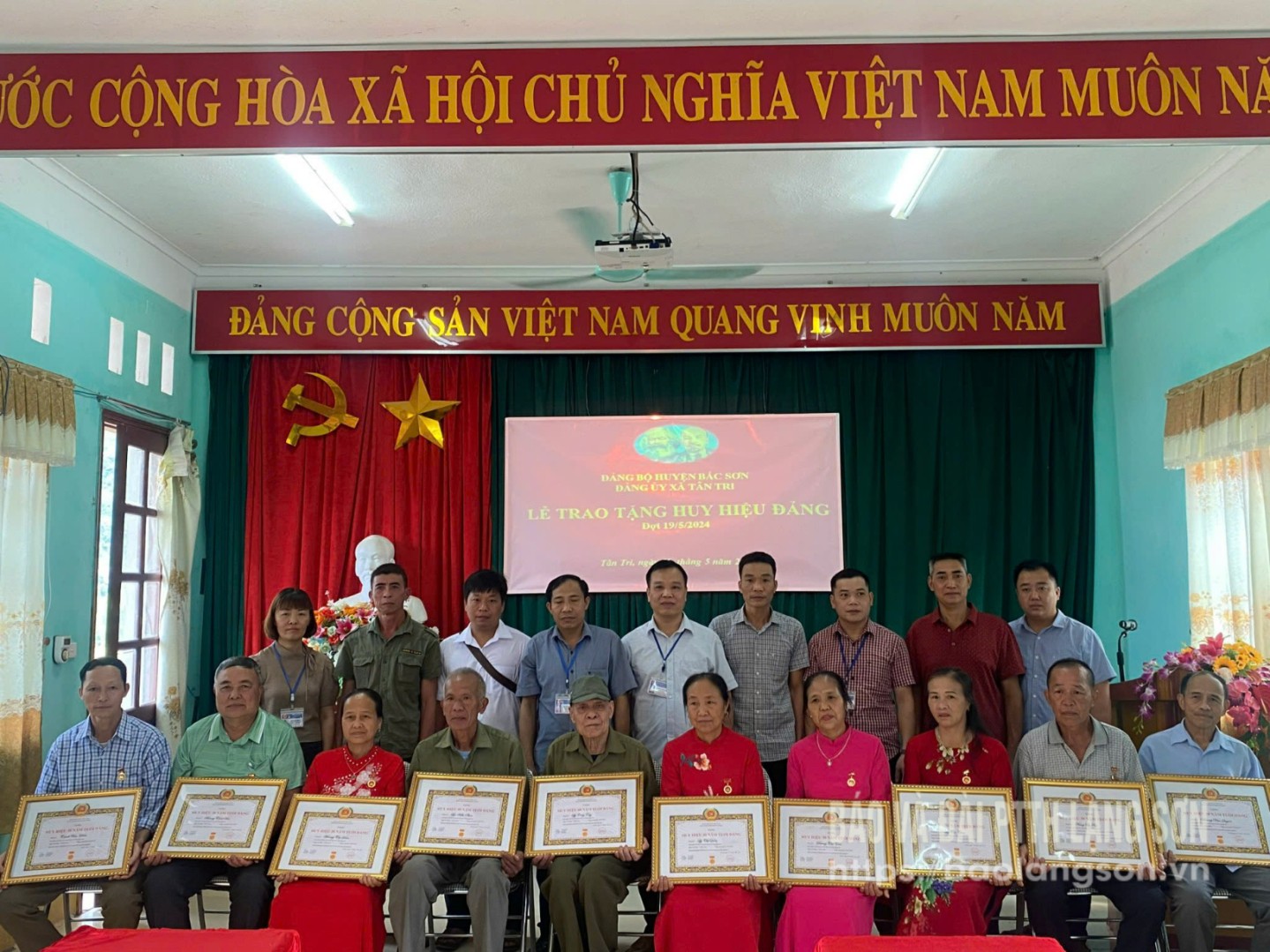 Đại diện lãnh đạo xã Tân Tri, huyện Bắc Sơn trao Huy hiệu Đảng cho các đảng viên nhân kỷ niệm 135 năm Ngày sinh Chủ tịch Hồ Chí Minh (19/5/1890 - 19/5/2025)