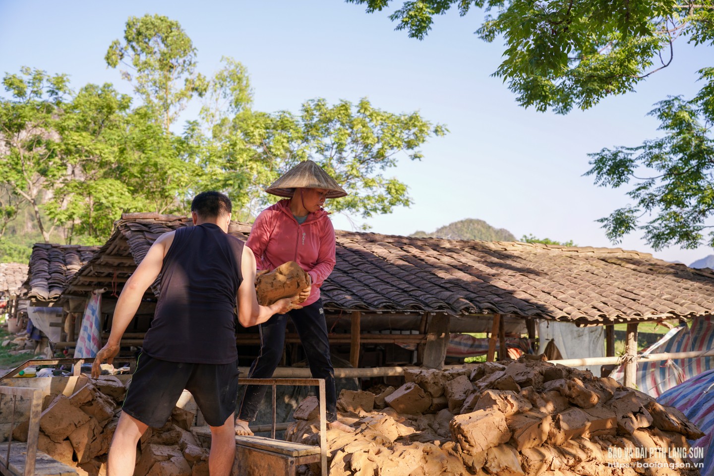 Mỗi viên ngói ra đời là kết tinh của sự công phu và tỉ mỉ. Từ việc chọn đất, pha trộn, nhào nặn đến đưa vào khuôn, tất cả đều cần sự chính xác và bàn tay lành nghề của người thợ, những con người âm thầm giữ nghề giữa nhịp sống hiện đại đang thay đổi từng ngày.