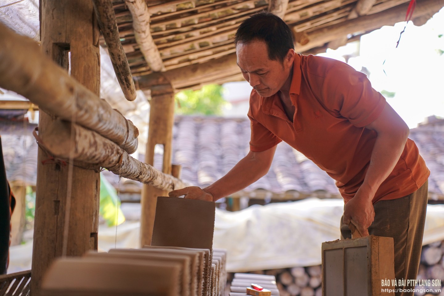 Người thợ trong làng, với đôi bàn tay chai sạn, miệt mài tạo hình từng viên ngói nhỏ từ đất sét. Mỗi thao tác đều nhuần nhuyễn và chắc chắn, đó là kết quả của hàng chục năm gắn bó với nghề. Ở Quỳnh Sơn, làm ngói không đơn thuần là công việc, đó còn là một phần của văn hóa.