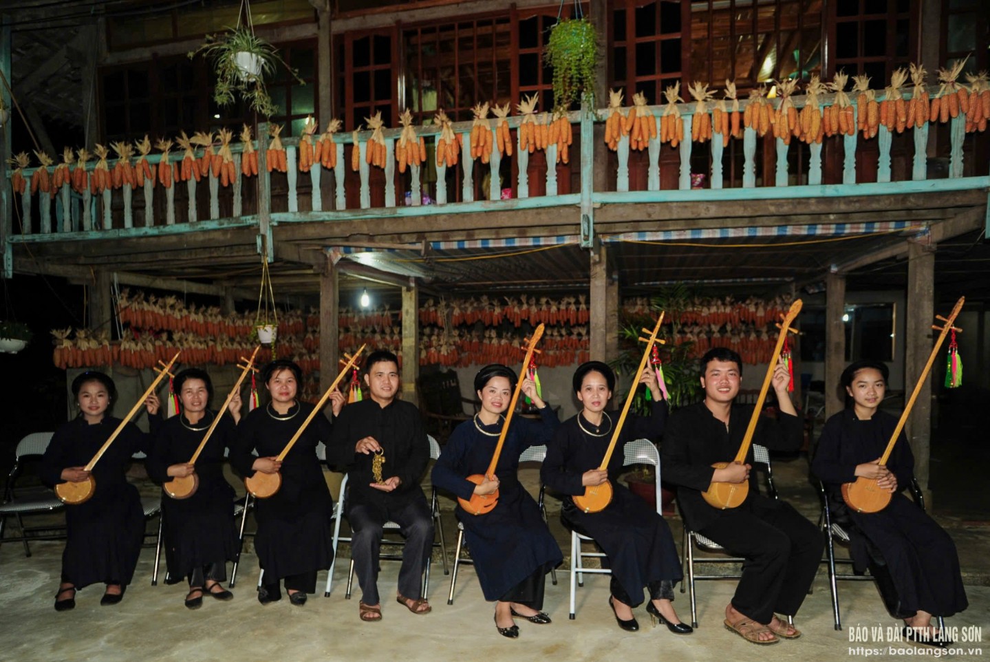 Trong không gian yên bình của làng Quỳnh Sơn, tiếng đàn tính ngân vang hòa cùng giọng hát then trầm bổng, đưa người nghe về với tâm hồn người Tày và những lớp trầm tích văn hóa. Câu hát mộc mạc, sâu lắng không chỉ là lời ca, mà còn là sợi dây gắn kết bao thế hệ với cội nguồn. Bằng cách giữ vững truyền thống, người Tày nơi đây đang viết tiếp câu chuyện về một vùng quê mẫu mực nơi du lịch phát triển song hành cùng bản sắc dân tộc.