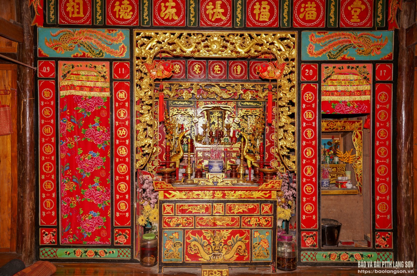 Bước vào trong nhà sàn, gian thờ tổ tiên luôn được đặt ở vị trí trang trọng nhất, đối diện cửa chính. Không cần cầu kỳ, chỉ với bát hương, bài vị và mâm lễ đơn sơ, người Tày ở Quỳnh Sơn vẫn thể hiện được trọn vẹn tấm lòng hiếu kính một truyền thống được gìn giữ, truyền dạy từ đời này sang đời khác.