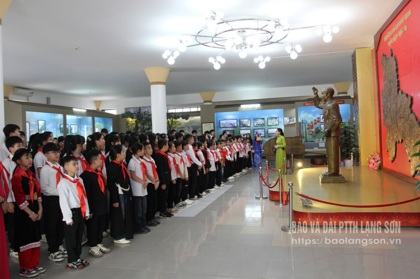 Thiếu nhi Lạng Sơn tìm hiểu về cuộc đời, sự nghiệp cách mạng của Chủ tịch Hồ Chí Minh qua tư liệu tại Bảo tàng tỉnh