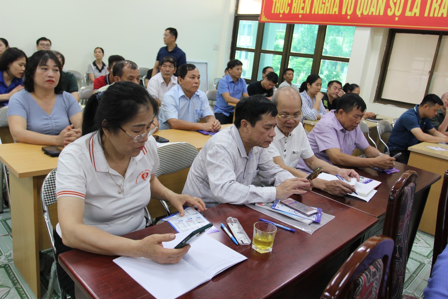 Thành viên các tổ công nghệ số cộng đồng thực hành sử dụng các nền tảng số
