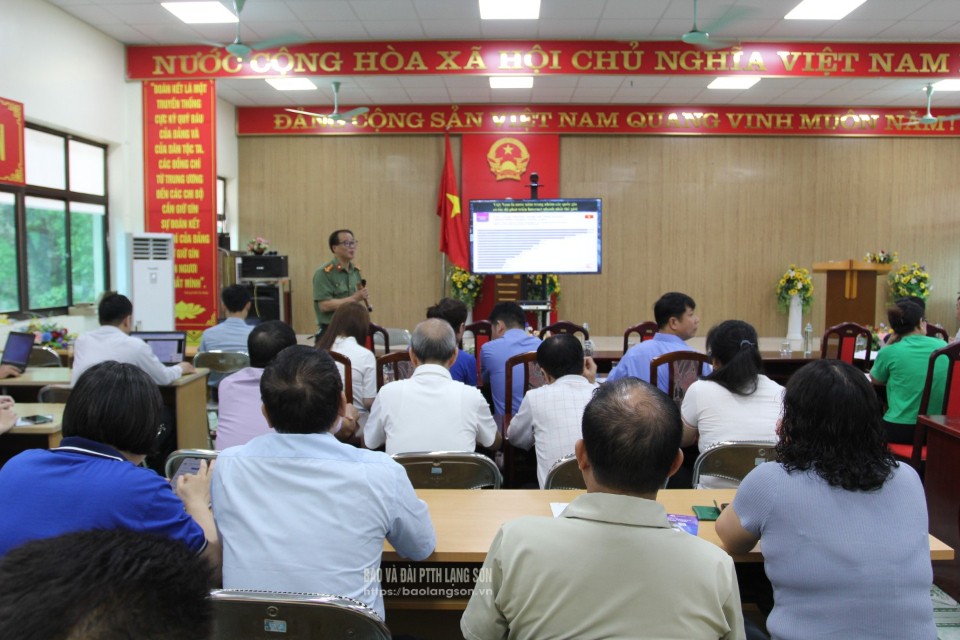 Các thành viên Tổ công nghệ số cộng đồng được phổ biến kiến thức đảm bảo an toàn trên không gian mạng