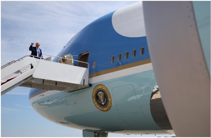 Tổng thống Donald Trump lên Không lực Một. (Ảnh: Getty)