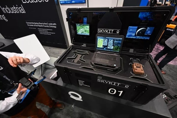 Palantir Skykit được trưng bày tại gian hàng của công ty trong triển lãm thương mại CES ở Las Vegas. Skykit kết hợp phần mềm của Palantir, cùng với máy bay không người lái UAV, camera theo dõi, bộ pin và thiết bị đầu cuối SpaceX Starlink, thành một gói thông tin tình báo quốc phòng độc lập có thể triển khai trong môi trường thù địch.
