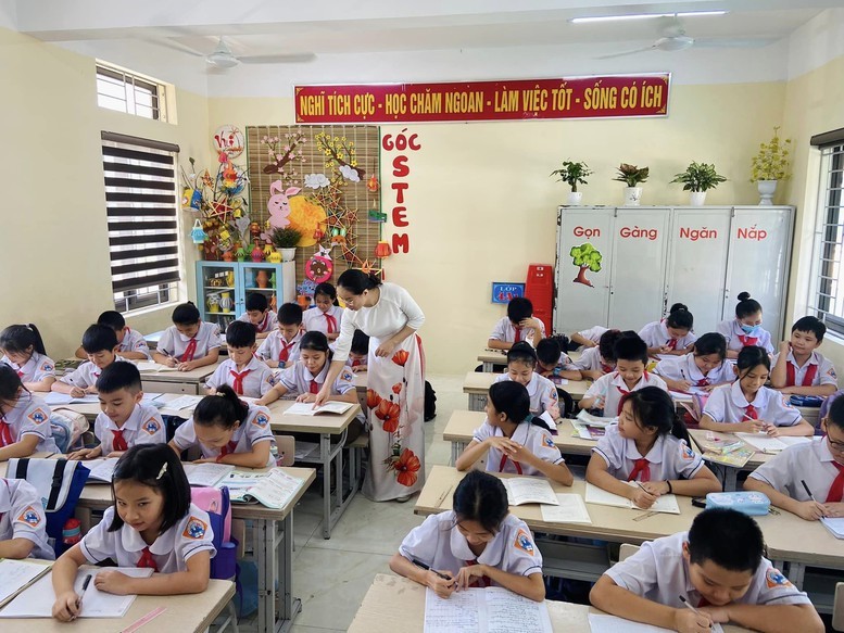 Điểm đáng chú ý nhất là mở rộng đối tượng áp dụng cho tất cả viên chức và người lao động trong các cơ sở giáo dục công lập, bao gồm cả người tập sự, thử việc, hợp đồng