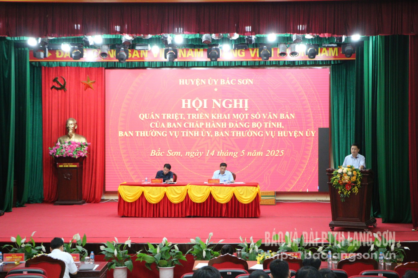 Lãnh đạo Ban Tổ chức Huyện ủy quán triệt, triển khai các văn bản tại hội nghị