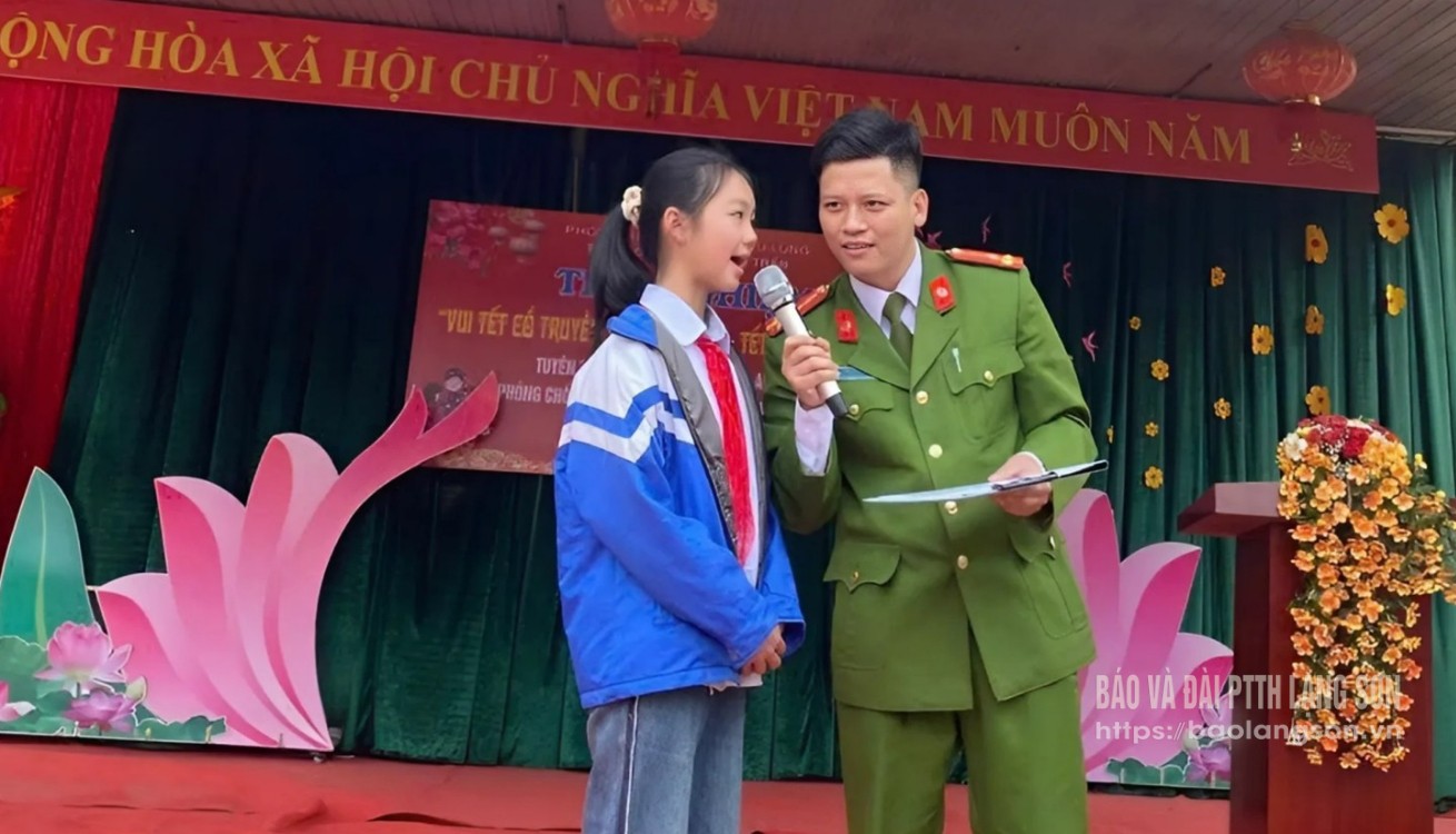 Thượng úy Linh Minh Đông tuyên truyền pháp luật cho học sinh trên địa bàn