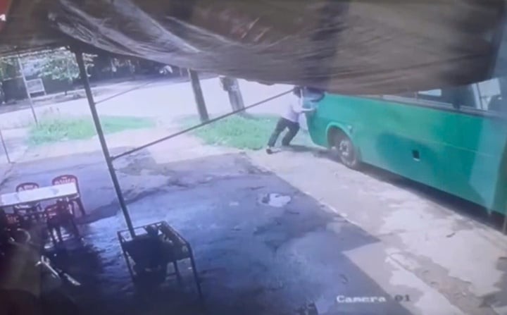 Nam phụ xe bị xe bus cán tử vong. (Ảnh: C.T)