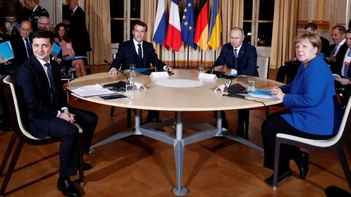 Tổng thống Ukraine Volodymyr Zelensky, Tổng thống Pháp Emmanuel Macron, Tổng thống Nga Vladimir Putin và Thủ tướng Đức khi đó là bà Angela Merkel trong một hội nghị thượng đỉnh tại Pháp năm 2019 về xung đột ở miền đông Ukraine (trước khi chiến dịch quân sự năm 2022 bắt đầu).