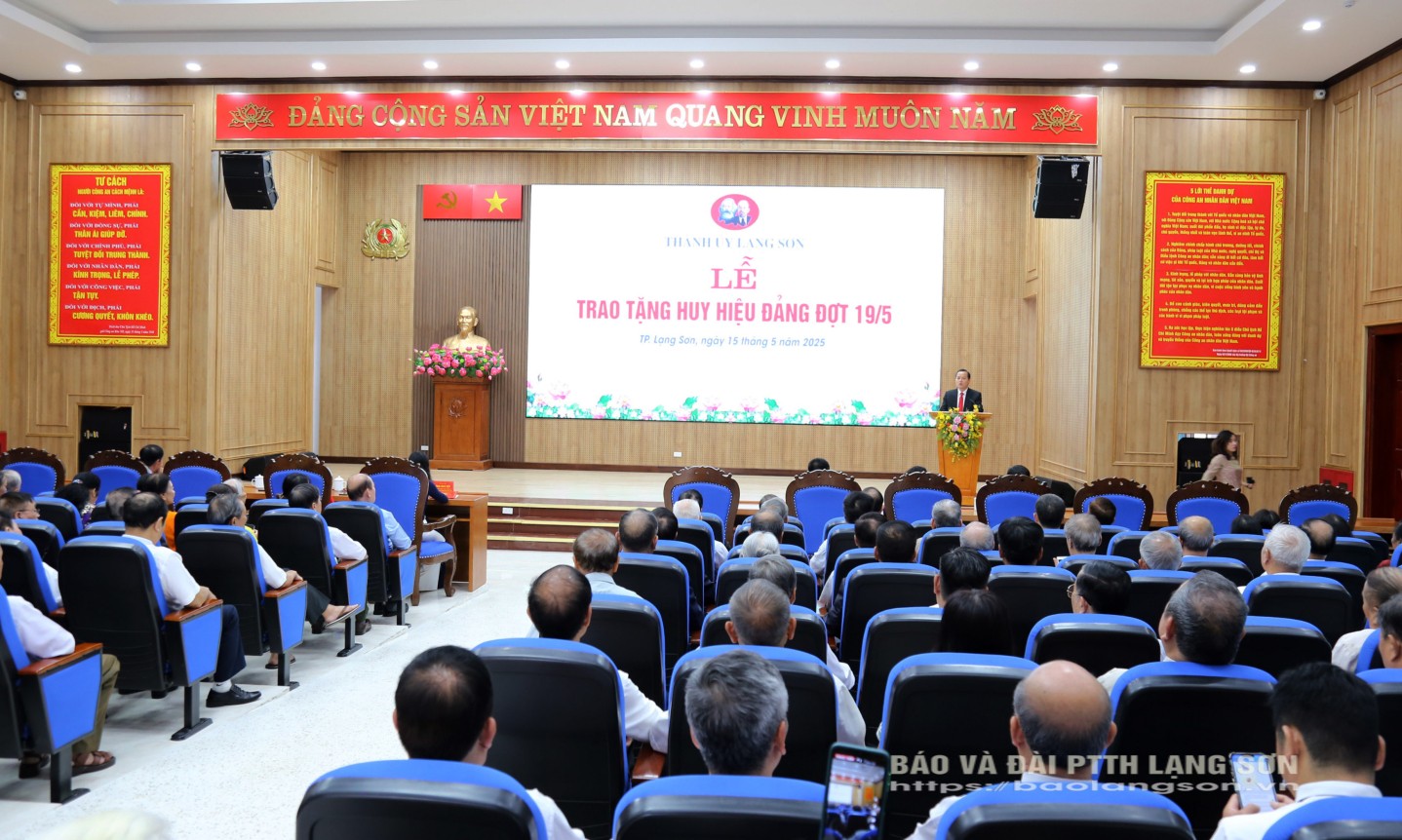 Quang cảnh buổi lễ trao tặng huy hiệu Đảng đợt 19/5