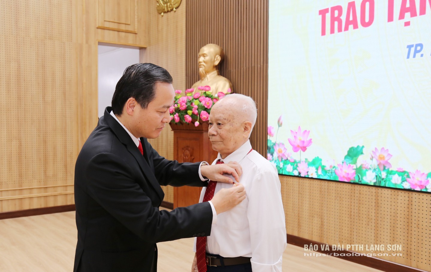 Lãnh đạo Thành ủy Lạng Sơn trao tặng huy hiệu 70 năm tuổi Đảng cho đảng viên