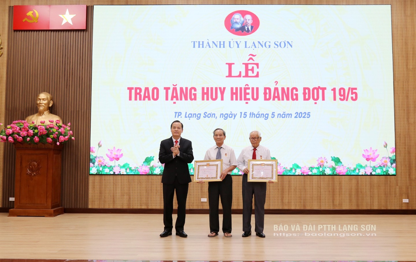 Lãnh đạo Thành ủy Lạng Sơn trao tặng huy hiệu 60 năm tuổi Đảng cho các đảng viên