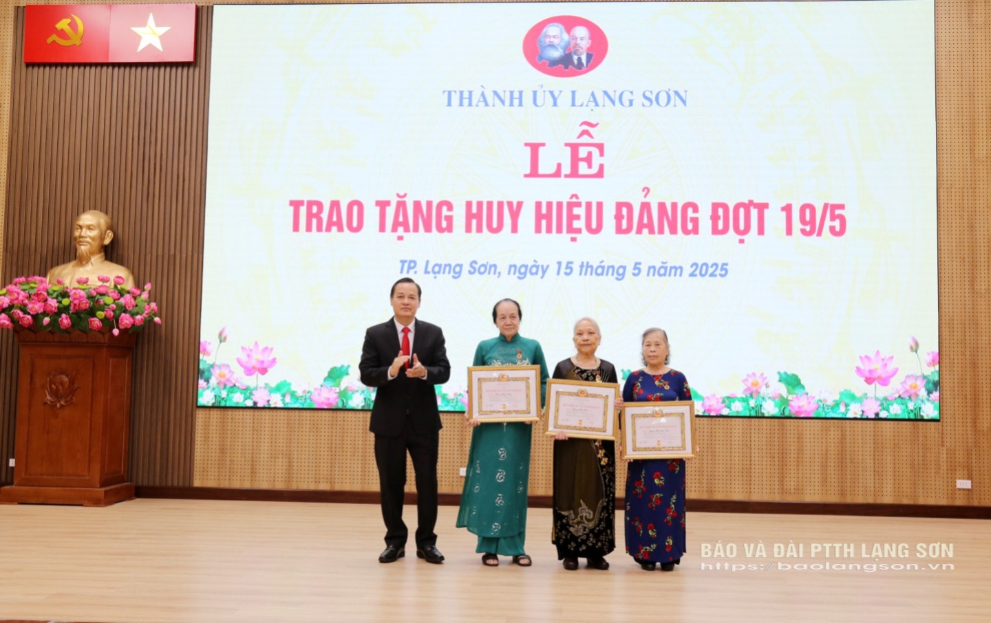 Lãnh đạo Thành ủy Lạng Sơn trao tặng huy hiệu 55 năm tuổi Đảng cho các đảng viên