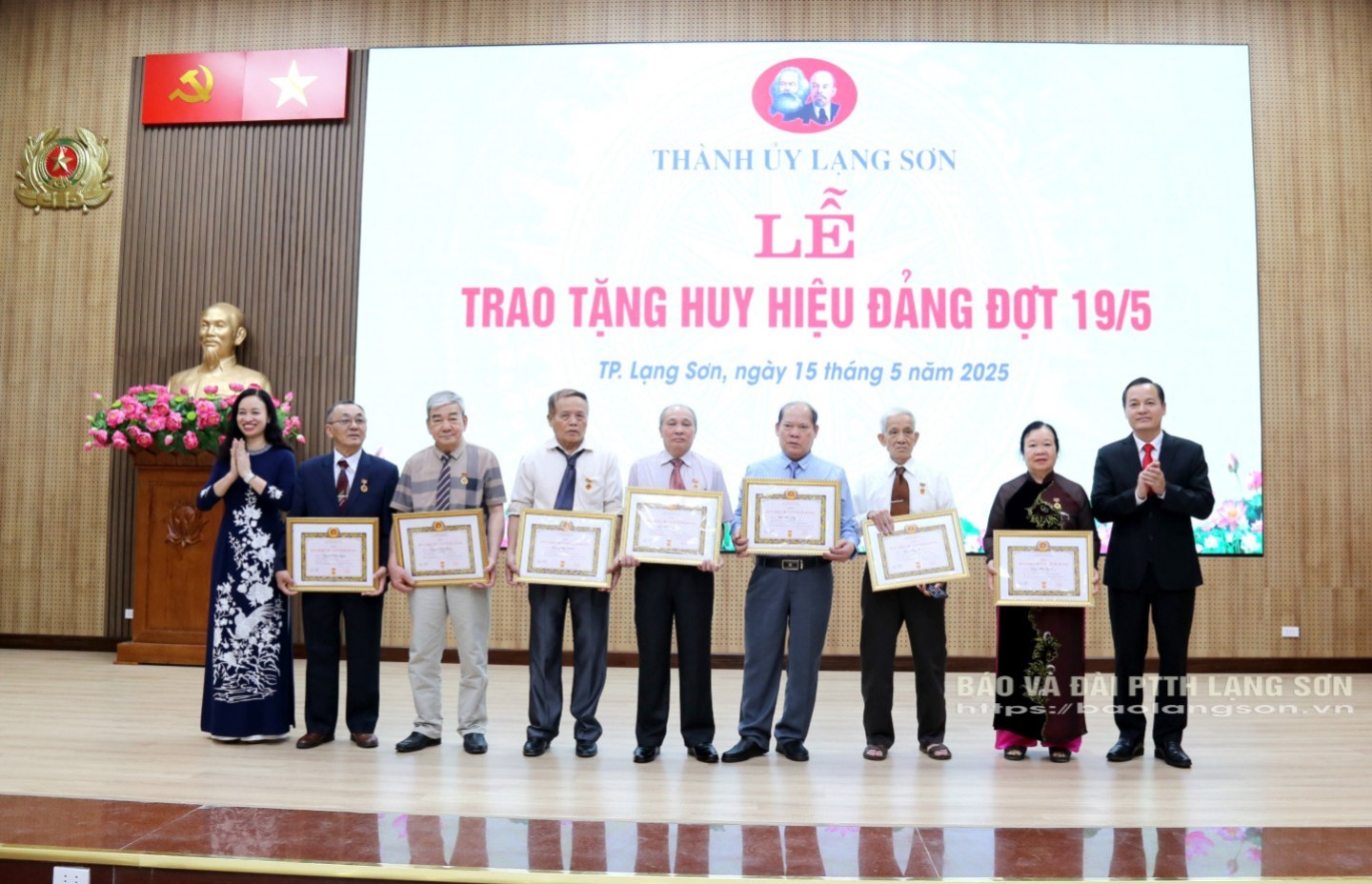 Lãnh đạo Thành ủy Lạng Sơn trao tặng huy hiệu 50 năm tuổi Đảng cho các đảng viên