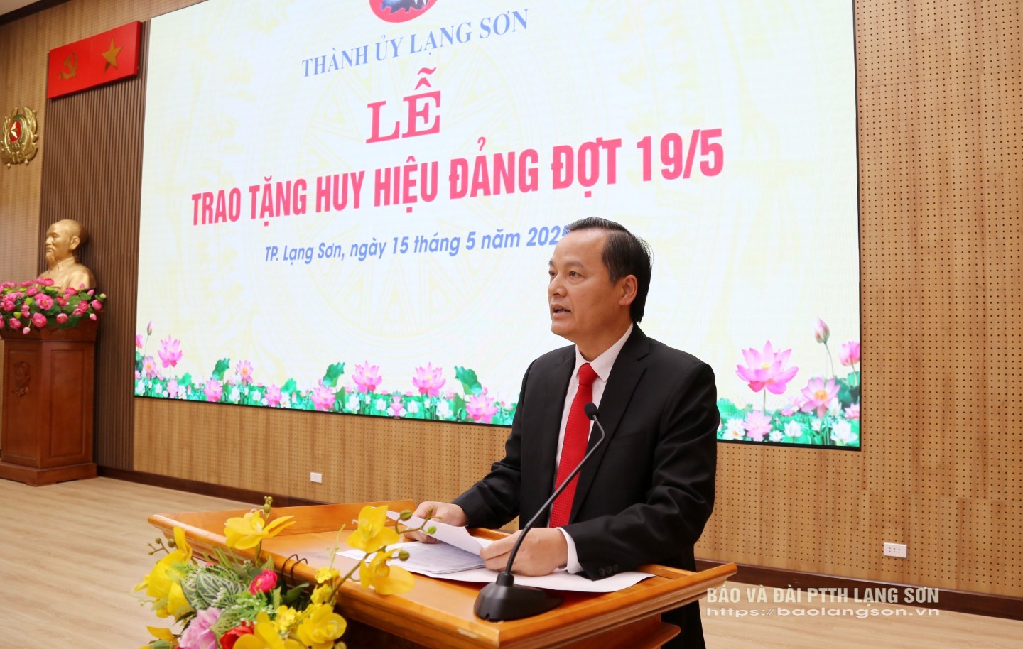 Đồng chí Phùng Quang Hội, Ủy viên Ban Thường vụ Tỉnh ủy, Bí Thư Thành ủy Lạng Sơn phát biểu tại buổi lễ