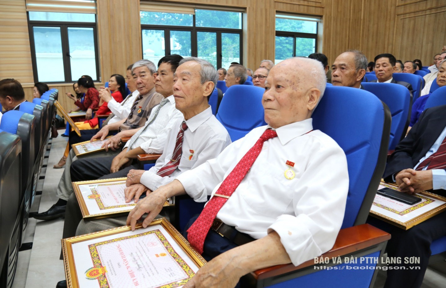 Các đảng viên được trao tặng huy hiệu Đảng đợt 19/5 tham dự buổi lễ