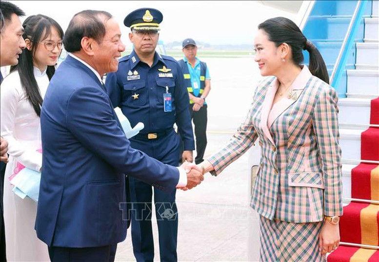 Bộ trưởng Bộ Văn hóa, Thể thao và Du lịch Nguyễn Văn Hùng đón Thủ tướng Thái Lan Paetongtarn Shinawatra tại sân bay Quốc tế Nội Bài, Hà Nội - Ảnh: TTXVN