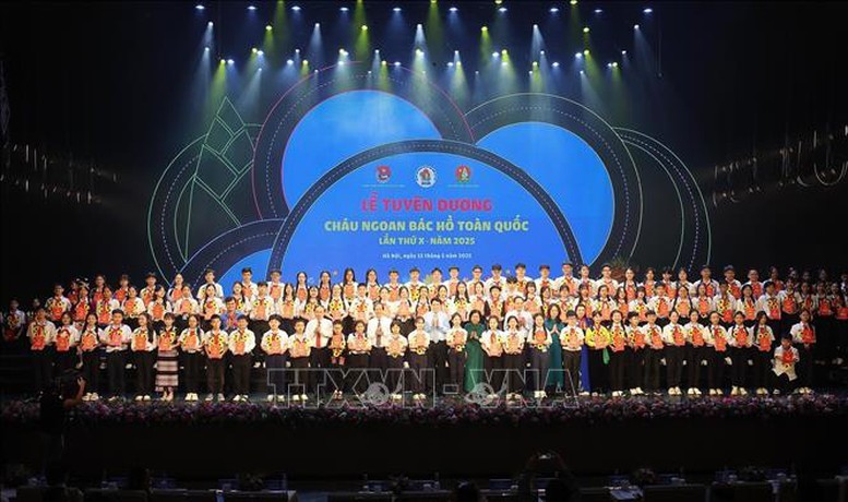 Chủ tịch nước Lương Cường với các đại biểu Cháu ngoan Bác Hồ được tuyên dương - Ảnh: TTXVN