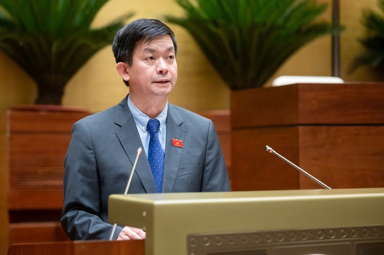 Ủy viên Ủy ban Thường vụ Quốc hội, Tổng Thư ký Quốc hội, Chủ nhiệm Văn phòng Quốc hội Lê Quang Tùng trình bày Tờ trình
